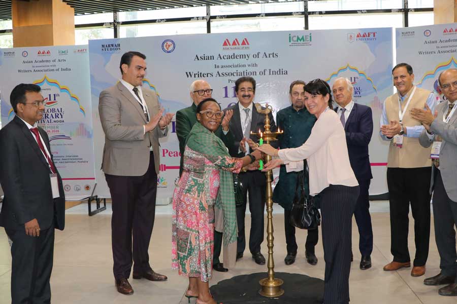 Inauguration moment 4 – Global Literary Festival Noida 2025